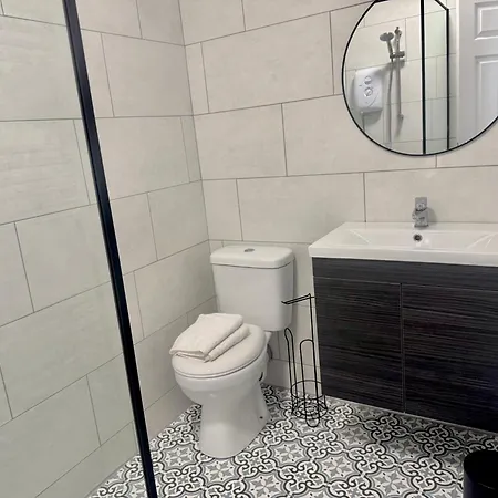 Apartment New Duplex Apartment, Free On Street Parking, Tv To Rooms, Sound System, Laundry