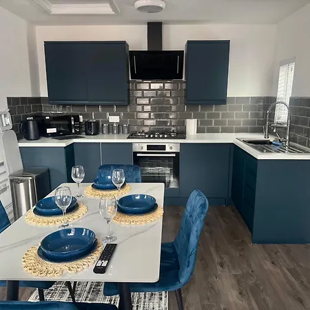 Apartment New Duplex Apartment, Free On Street Parking, Tv To Rooms, Sound System, Laundry