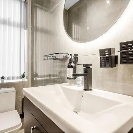 Apartment Modern 2-bed Flat, Sleeps 6 *