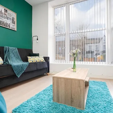 Modern 2-bed Flat, Sleeps 6 * Liverpool
