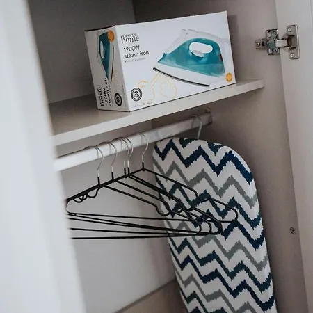 Apartment Modern 2-bed Flat, Sleeps 6 *