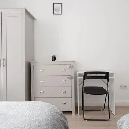 Apartment Modern 2-bed Flat, Sleeps 6 *