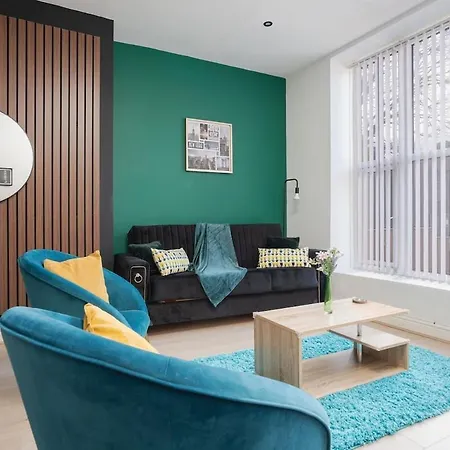 Modern 2-bed Flat, Sleeps 6 *