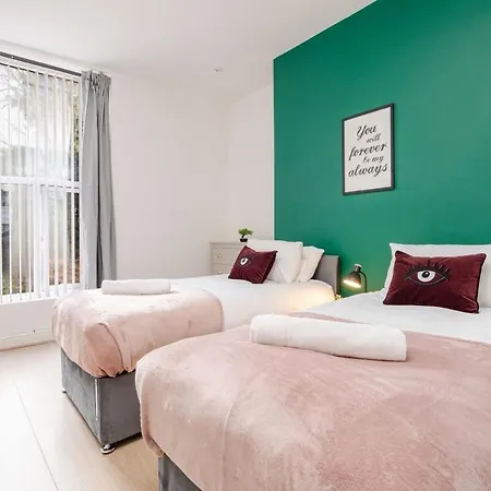 Modern 2-bed Flat, Sleeps 6 Apartment *