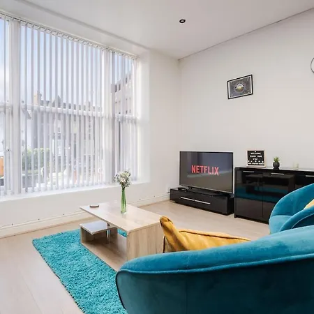 Modern 2-bed Flat, Sleeps 6 Apartment