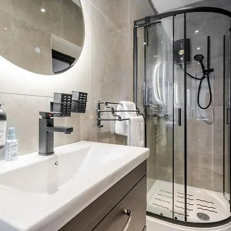 Modern 2-bed Flat, Sleeps 6 Apartment *