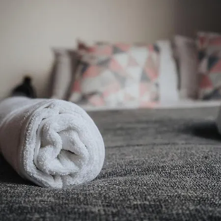 Modern 2-bed Flat, Sleeps 6 Apartment *