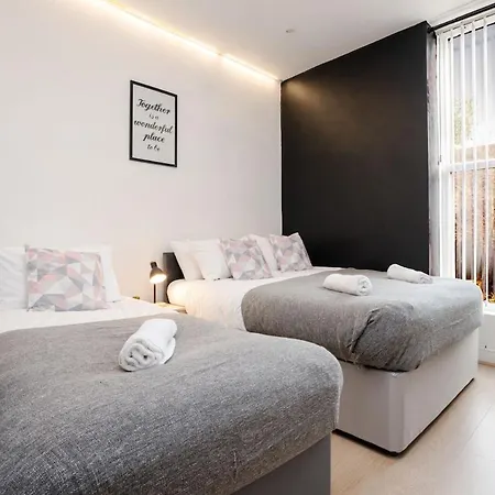 Apartment Modern 2-bed Flat, Sleeps 6