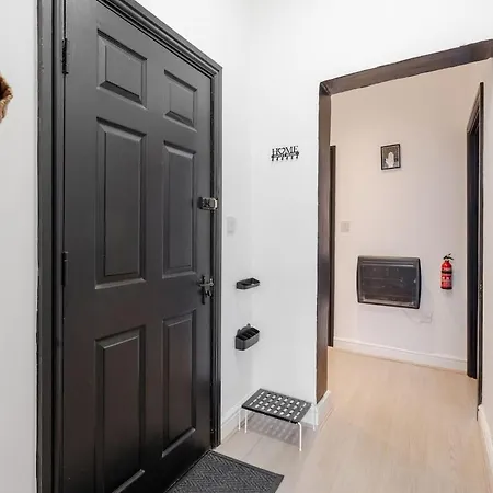 Modern 2-bed Flat, Sleeps 6 *