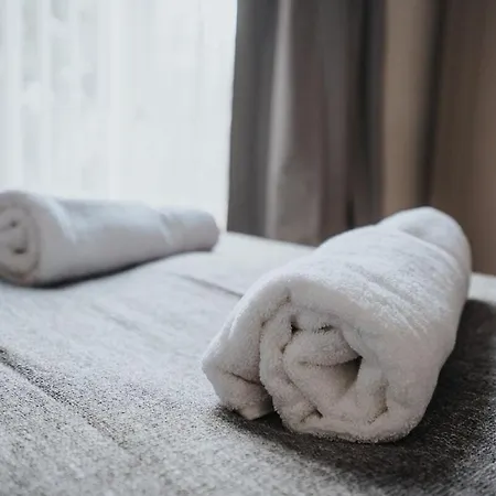 Apartment Modern 2-bed Flat, Sleeps 6 *