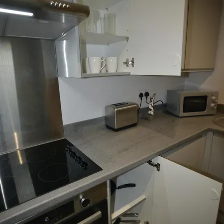 Elegant Base In - Cozy 1-bed For Business & Relaxation Appartamento *