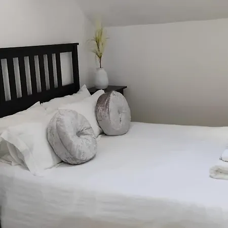 Beautiful Six Bedroom Townhouse Citybreak Close To Centre Vakantiehuis