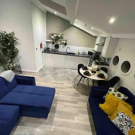 Fantastic Centre Apartments, Fenwick Street Apartment *