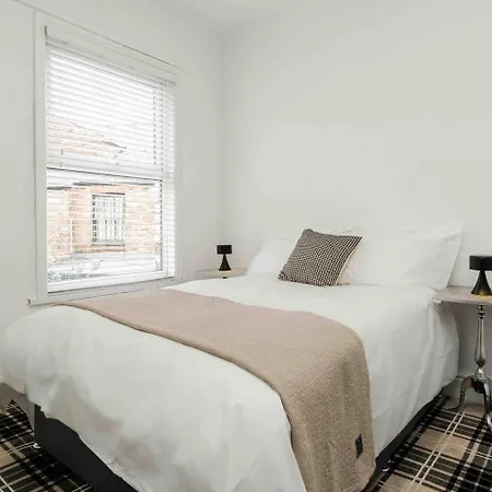 Spacious 4-bed Nearby Sefton Park Sleeps 8 *