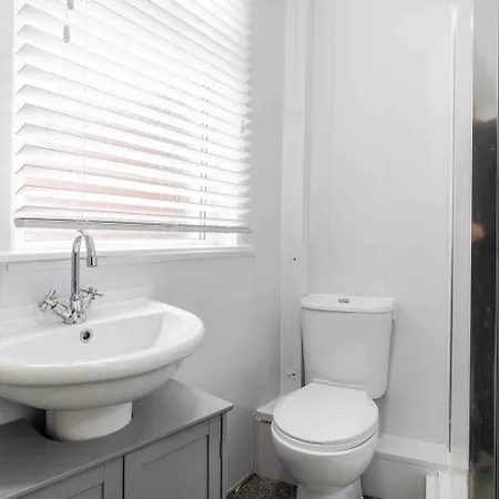 Holiday home Spacious 4-bed Nearby Sefton Park Sleeps 8 *