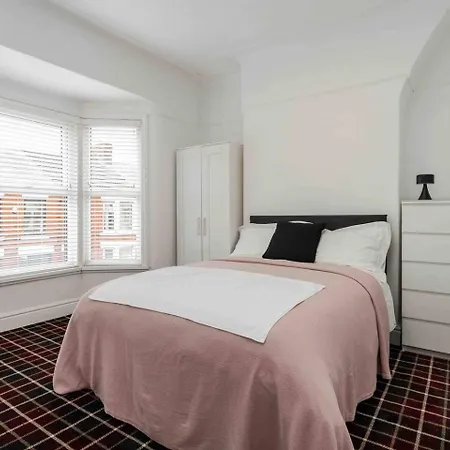 Spacious 4-bed Nearby Sefton Park Sleeps 8 Holiday home Liverpool