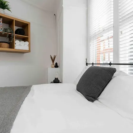 Spacious 4-bed Nearby Sefton Park Sleeps 8 Liverpool