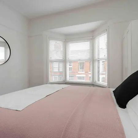 Spacious 4-bed Nearby Sefton Park Sleeps 8 Holiday home *