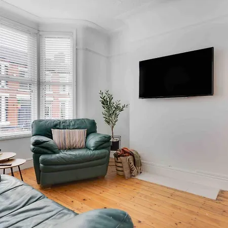 Spacious 4-bed Nearby Sefton Park Sleeps 8 *