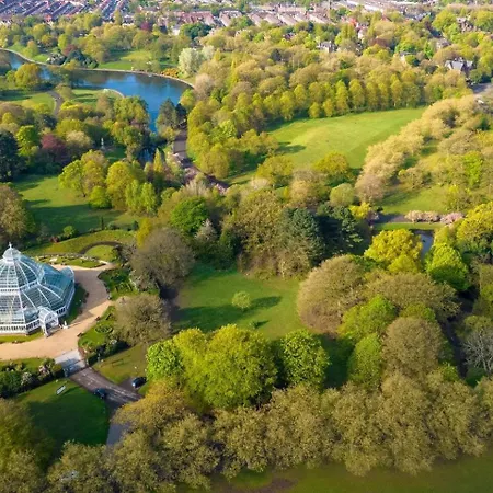 Spacious 4-bed Nearby Sefton Park Sleeps 8 Liverpool