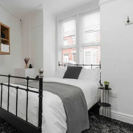 Spacious 4-bed Nearby Sefton Park Sleeps 8 Holiday home *