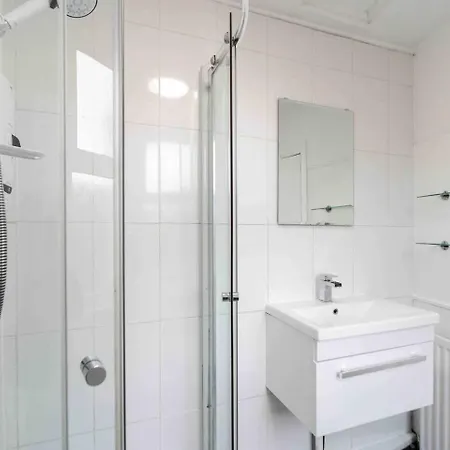 Holiday home Spacious 4-bed Nearby Sefton Park Sleeps 8 Liverpool