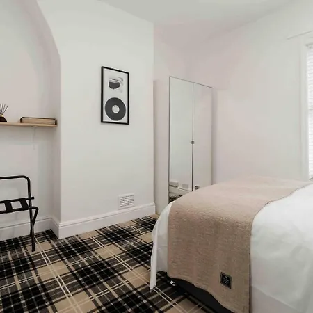 Spacious 4-bed Nearby Sefton Park Sleeps 8 Liverpool
