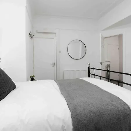 Holiday home Spacious 4-bed Nearby Sefton Park Sleeps 8 Liverpool