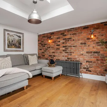 Historic Retreat With Large Garden Free Parking Farm stay Liverpool