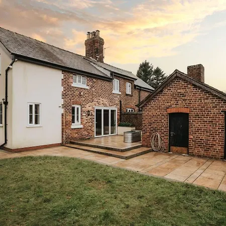 Farm stay Historic Retreat With Large Garden Free Parking Liverpool