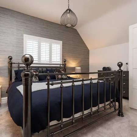 Historic Retreat With Large Garden Free Parking Liverpool