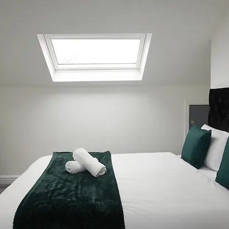 Contractors Dream, 4 Bedroom 2 Bathroom Holiday home Liverpool