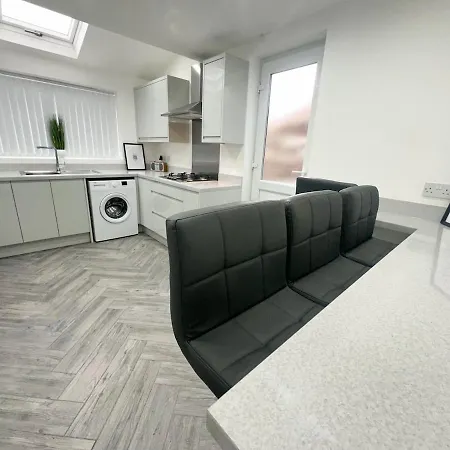 Contractors Dream, 4 Bedroom 2 Bathroom Liverpool