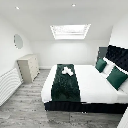 Contractors Dream, 4 Bedroom 2 Bathroom Holiday home Liverpool