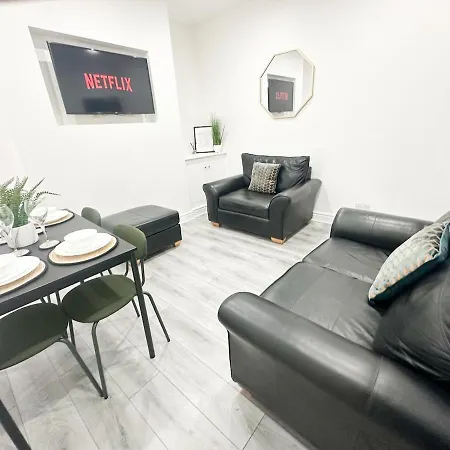 Contractors Dream, 4 Bedroom 2 Bathroom Holiday home Liverpool