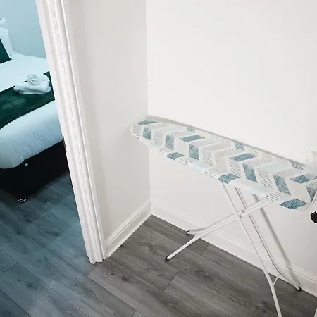 Contractors Dream, 4 Bedroom 2 Bathroom Holiday home Liverpool