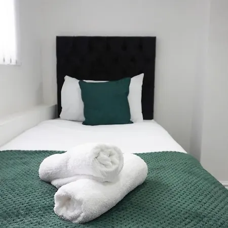 Holiday home Contractors Dream, 4 Bedroom 2 Bathroom Liverpool