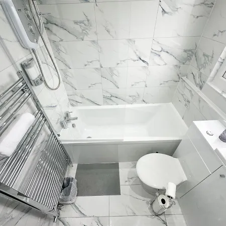 Contractors Dream, 4 Bedroom 2 Bathroom Holiday home *