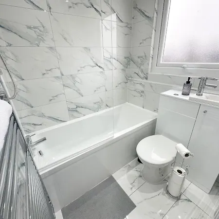 Contractors Dream, 4 Bedroom 2 Bathroom Holiday home Liverpool