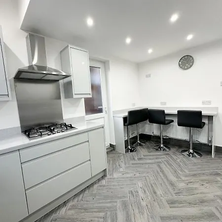 Contractors Dream, 4 Bedroom 2 Bathroom *