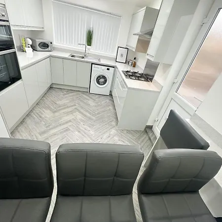 Contractors Dream, 4 Bedroom 2 Bathroom * Liverpool
