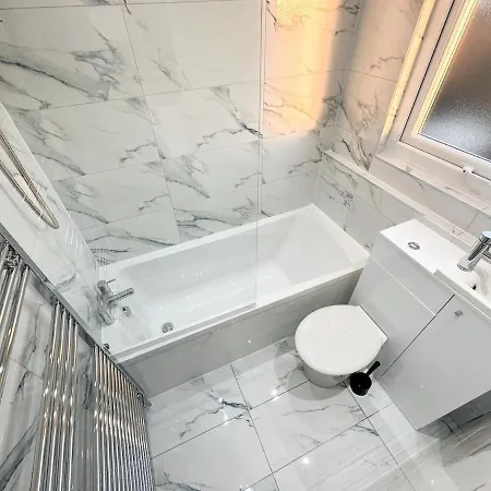Contractors Dream, 4 Bedroom 2 Bathroom Holiday home *