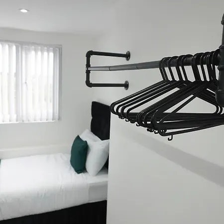 Contractors Dream, 4 Bedroom 2 Bathroom * Liverpool