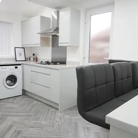 Contractors Dream, 4 Bedroom 2 Bathroom Holiday home *