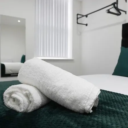 Contractors Dream, 4 Bedroom 2 Bathroom Holiday home Liverpool