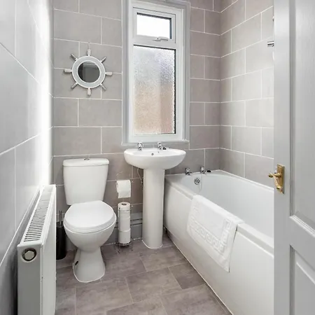 Fairburn House - Air Host & Holiday home Liverpool