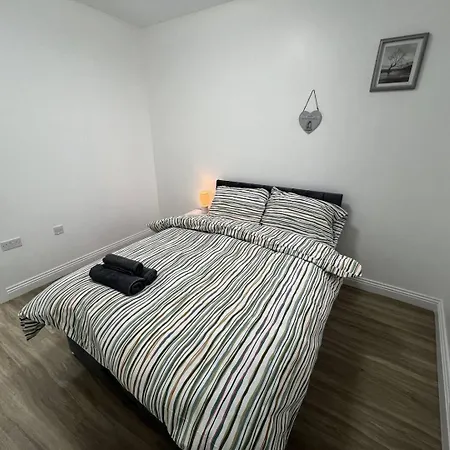 Convenient Kitchen & Shower Free Parking Liverpool