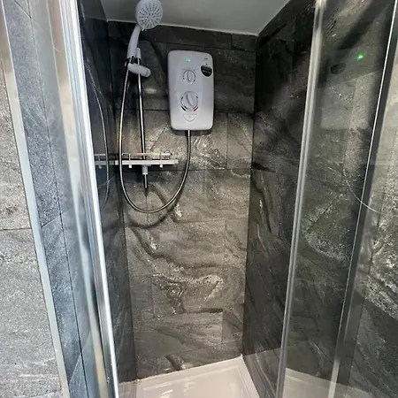 Apartment Convenient Kitchen & Shower Free Parking Liverpool