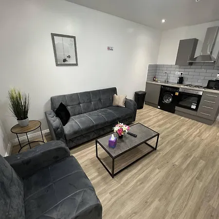 Convenient Kitchen & Shower Free Parking *