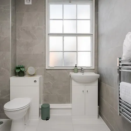 Pass The Keys Brand New Fantastic Location Apartment